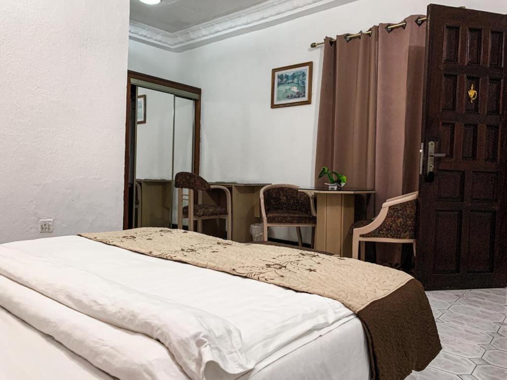 Hill View Hotel West Airport Аккра Экстерьер фото