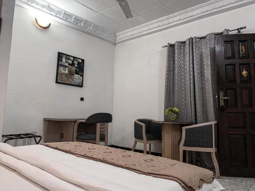Hill View Hotel West Airport Аккра Экстерьер фото