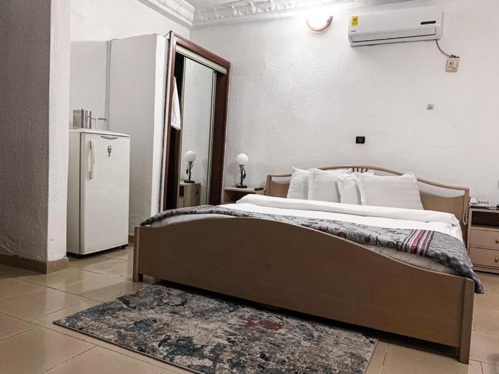 Hill View Hotel West Airport Аккра Экстерьер фото