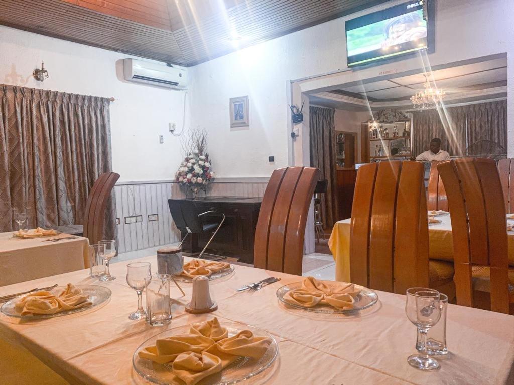 Hill View Hotel West Airport Аккра Экстерьер фото