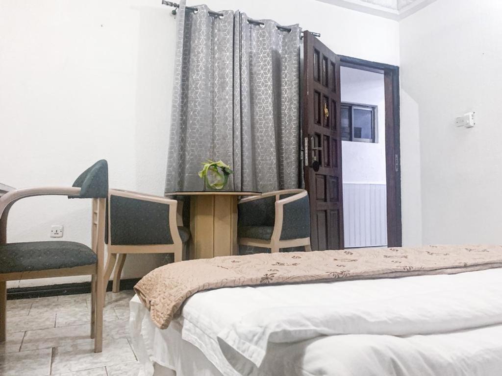 Hill View Hotel West Airport Аккра Экстерьер фото
