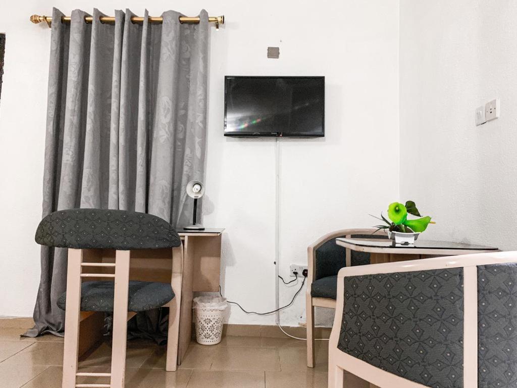 Hill View Hotel West Airport Аккра Экстерьер фото