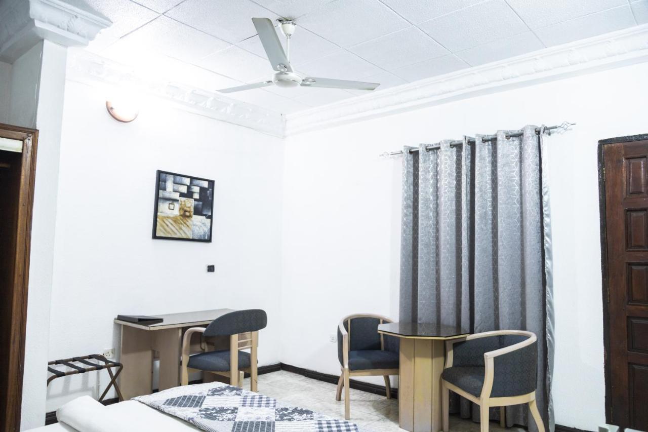 Hill View Hotel West Airport Аккра Экстерьер фото