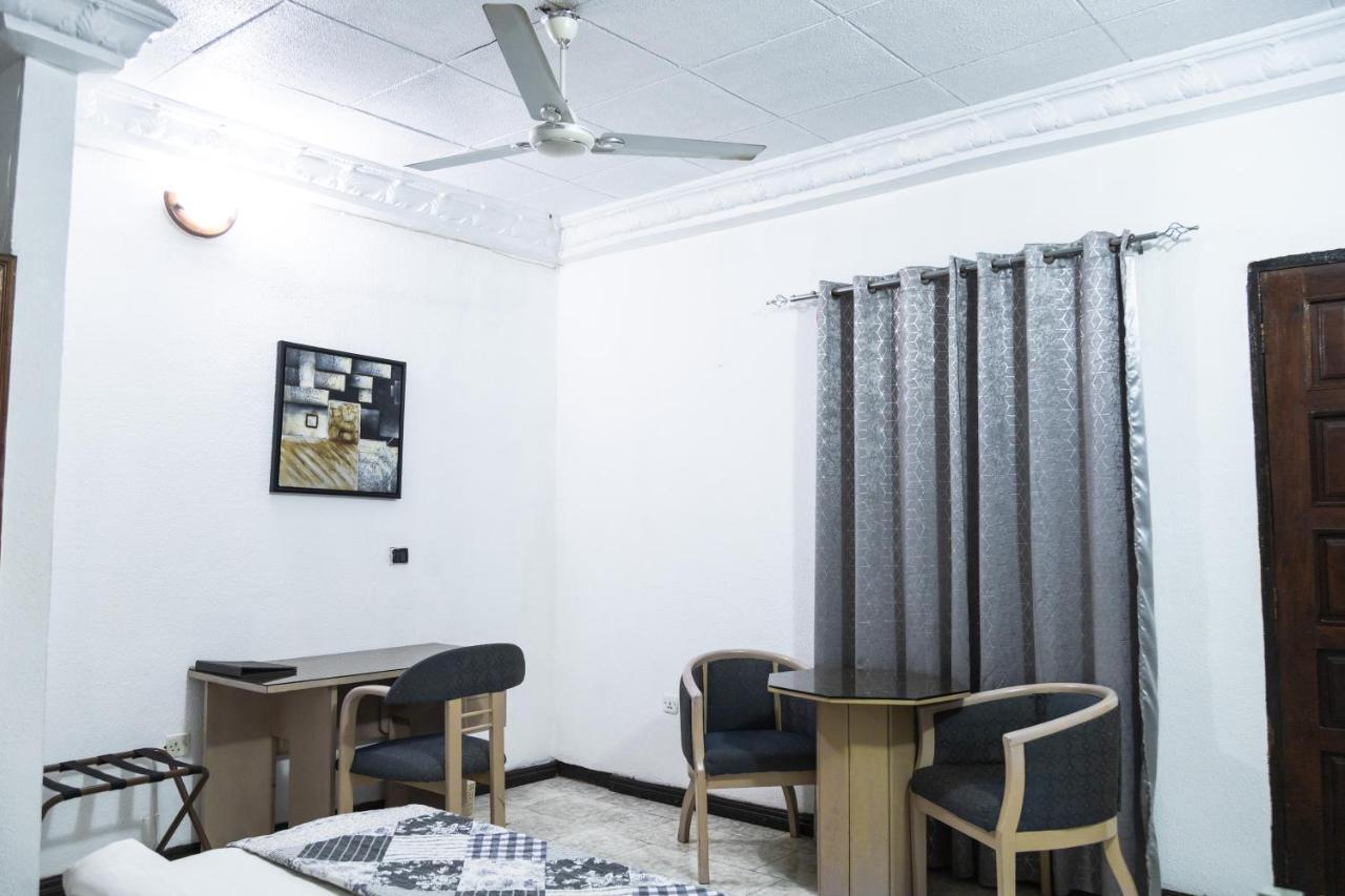 Hill View Hotel West Airport Аккра Экстерьер фото