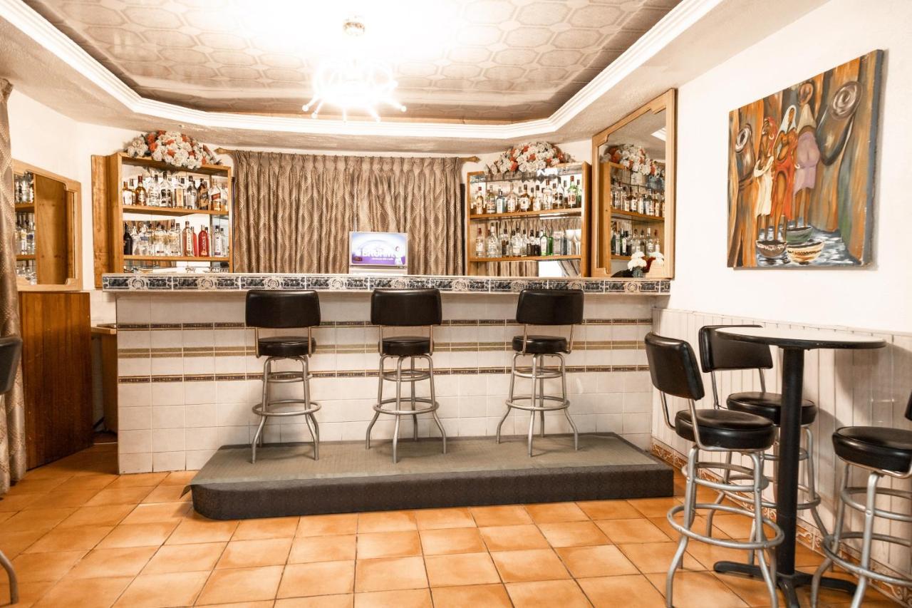 Hill View Hotel West Airport Аккра Экстерьер фото
